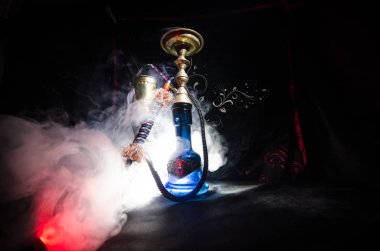 Nargile kömürü nargile kupa siyah arka plan ile. Şık oryantal shisha