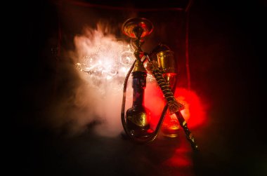 Nargile kömürü nargile kupa siyah arka plan ile. Şık oryantal shisha