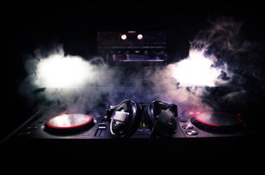 DJ iplik, karıştırma ve tırmalamak dj elinde bir gece kulübünde dj's güverte, strobe ışıklar ve sis, seçici odak çeşitli parça denetimlere tweak, yakın çekim. DJ müzik kulübü hayat kavramı