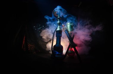 Nargile kömürü nargile kupa siyah arka plan ile. Şık oryantal shisha