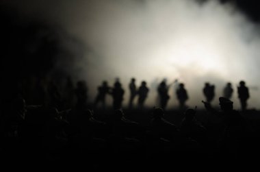 Savaş kavramı. Askeri siluetleri sahne üzerinde savaş sis sky mücadele arka plan, Dünya Savaşı askerler siluetleri bulutlu manzarası, gece aşağıda. Saldırı sahne. Zırhlı araçlar