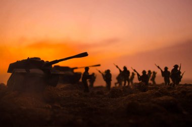 Savaş kavramı. Askeri siluetleri sahne üzerinde savaş sis sky mücadele arka plan, Dünya Savaşı askerler siluetleri bulutlu manzarası, gece aşağıda. Saldırı sahne. Zırhlı araçlar. Savaş tankları
