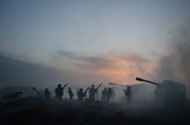 Savaş kavramı. Askeri siluetleri sahne üzerinde savaş sis sky mücadele arka plan, Dünya Savaşı askerler siluetleri bulutlu manzarası, gece aşağıda. Saldırı sahne. Zırhlı araçlar. Savaş tankları