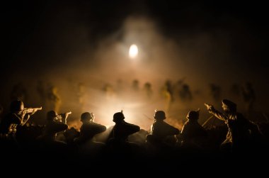 Savaş kavramı. Askeri siluetleri sahne üzerinde savaş sis sky mücadele arka plan, Dünya Savaşı askerler siluetleri bulutlu manzarası, gece aşağıda. Saldırı sahne. Zırhlı araçlar