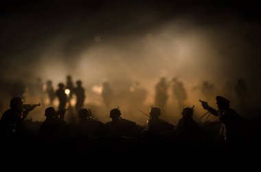 Savaş kavramı. Askeri siluetleri sahne üzerinde savaş sis sky mücadele arka plan, Dünya Savaşı askerler siluetleri bulutlu manzarası, gece aşağıda. Saldırı sahne. Zırhlı araçlar