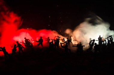 Savaş kavramı. Askeri siluetleri sahne üzerinde savaş sis sky mücadele arka plan, Dünya Savaşı askerler siluetleri bulutlu manzarası, gece aşağıda. Saldırı sahne. Zırhlı araçlar.
