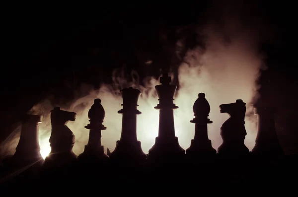 Gra planszowa szachy koncepcja pomysłów biznesowych i praktyczno pomysły konkurencji i strategii. Figury szachowe na ciemnym tle z dymu i mgły — Zdjęcie stockowe