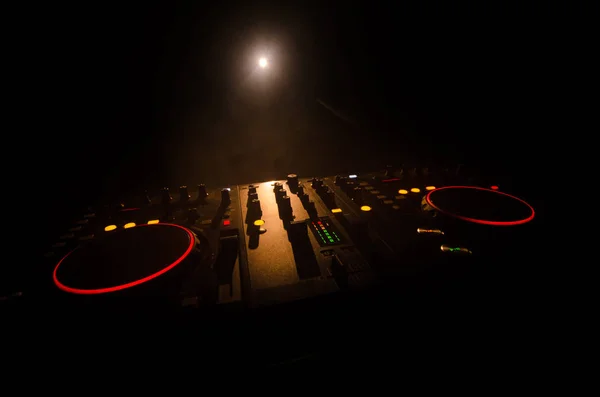 DJ Spinning, Mixing e Scratching in a Night Club, Hands of dj tweak vari controlli di pista sul ponte del DJ, luci stroboscopiche e nebbia, messa a fuoco selettiva — Foto Stock