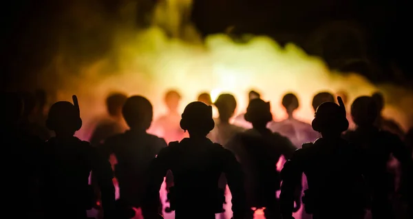 Bereitschaftspolizisten signalisieren Bereitschaft. Machtkonzept der Regierung. Polizei im Einsatz. Rauch auf dunklem Hintergrund mit Lichtern. Blaurote blinkende Sirenen. — Stockfoto