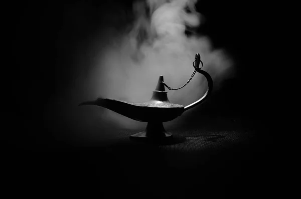 Антикварний арабський нічний стиль олійної лампи з м'яким світло-білим димом, темний фон. Концепція лампи бажань. Тонований — стокове фото