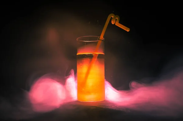Kireç ile süslenmiş parlak sarı yeşil kokteyl. Klasik alkol kokteyller, alkolsüz içecekler, alkolsüz içecekler, duman ve ışık ile karanlık arka plan üzerinde lezzetli kokteyller — Stok fotoğraf
