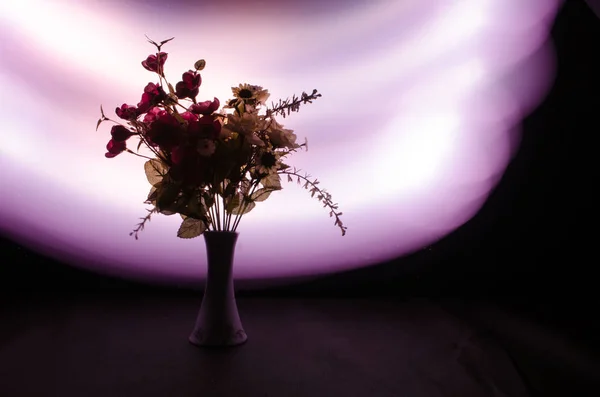 Flores de primavera roxas pitorescas em vaso de vidro em pé em uma fileira em um fundo escuro com estrelas com luz e névoa. Fechar — Fotografia de Stock