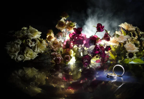 Hochzeitskarte, Trauringe. Brautstrauß, Hintergrund. Blühender Zweig mit weißen zarten Blüten auf hölzerner Oberfläche. Liebeserklärung, Frühling. dunkler Hintergrund mit Rauch und Herz. — Stockfoto