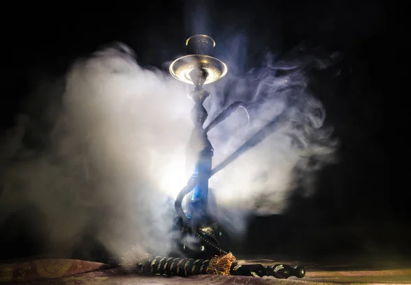 Wasserpfeife heiße Kohlen auf Shisha-Schüssel mit schwarzem Hintergrund. stilvolle orientalische Shisha — Stockfoto