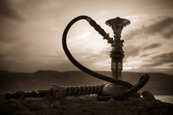 Hookah, tubería de agua árabe tradicional, luz directa del atardecer, foto al aire libre — Foto de Stock