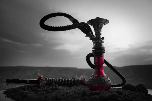 Hookah, tubería de agua árabe tradicional, luz directa del atardecer, foto al aire libre — Foto de Stock