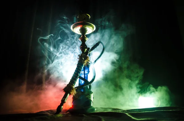 Charbons chauds narguilé sur bol de shisha avec fond noir. Chicha orientale élégante — Photo