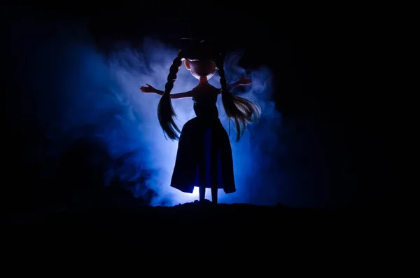 Mulher misteriosa, cena de terror de assustador fantasma boneca mulher no fundo azul escuro com fumaça — Fotografia de Stock