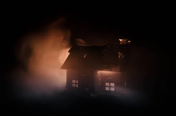 Casa velha com um fantasma na noite de luar ou abandonada Haunted Horror House no nevoeiro, antiga vila mística com grande lua cheia surreal. Conceito de horror — Fotografia de Stock