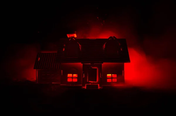 Старый дом с призраком в лунную ночь или заброшенный дом ужасов с привидениями в тумане, старая мистическая вилла с сюрреальным большим полнолунием. Концепция ужасов — стоковое фото