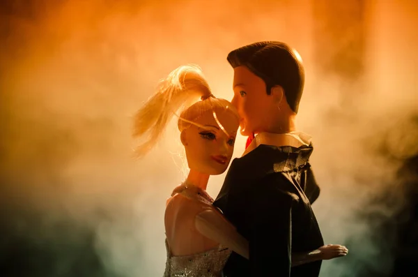 Poupée couple de mariage à l'intérieur se serre dans ses bras. Belle fille modèle en robe blanche. Un homme en costume. Concept d'amour de mariage. Gros plan . — Photo