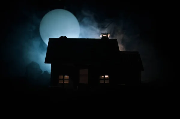 Παλιό σπίτι με ένα φάντασμα τη φεγγαρόλουστη νύχτα ή εγκαταλειφθεί στοιχειωμένο σπίτι του τρόμου στην ομίχλη, παλιά mystic Βίλα με σουρεαλιστική μεγάλο πλήρες φεγγάρι. Έννοια τρόμου — Φωτογραφία Αρχείου