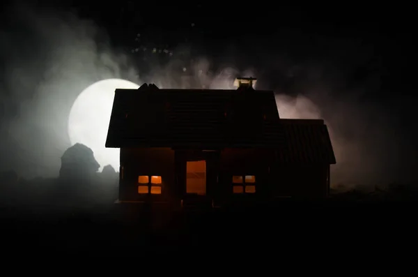 Oud huis met een spook in de maanverlichte nacht of verlaten Haunted Horror House in mist, oude mystic villa met surrealistische grote volle maan. Horror concept — Stockfoto