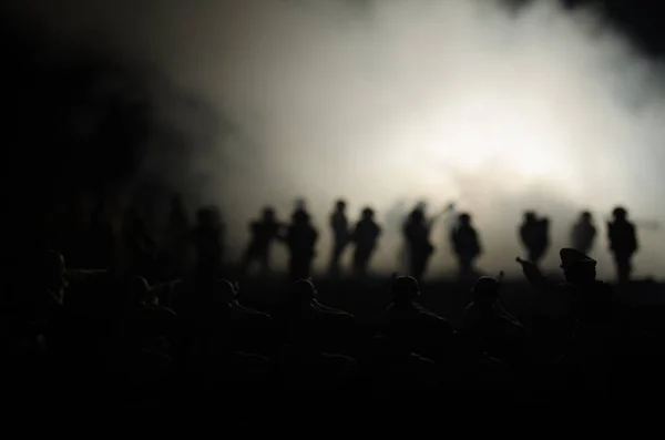 Concepto de guerra. Siluetas militares peleando escena en el fondo del cielo niebla de guerra, Soldados de la Guerra Mundial Siluetas debajo del horizonte nublado Por la noche. Escena de ataque. Vehículos blindados —  Fotos de Stock