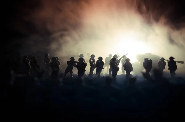 Háború fogalmát. Katonai sziluettek harci jelenet, a háború köd ég háttér, világháború katonák sziluettek felhős Skyline éjszaka alatt. Támadás jelenet. Páncélozott járművek — Stock Fotó