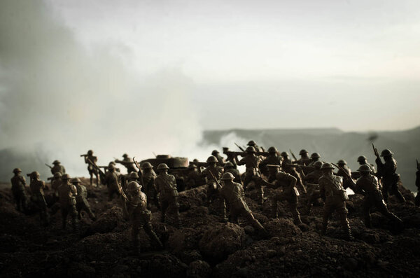 Концепция войны. Военные силуэты боевой сцены на фоне тумана на фоне неба войны, силуэты солдат мировой войны под облачным горизонтом ночью. Сцена нападения. Бронетехника. Танки
