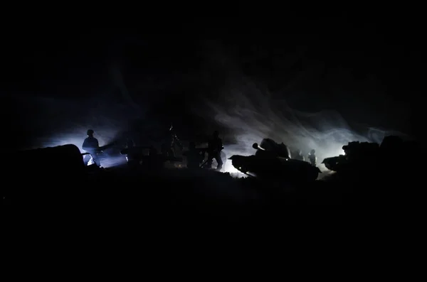 Concetto di guerra. Silhouette militari scena di combattimento su sfondo cielo nebbia di guerra, Soldati della Guerra Mondiale Silhouettes Below Cloudy Skyline Di notte. Scena dell'attacco. Veicoli blindati . — Foto Stock