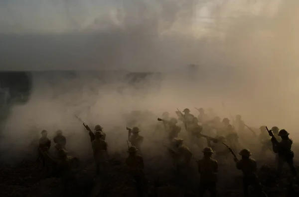 Conceito de Guerra. Silhuetas militares lutando cena no fundo do céu nevoeiro de guerra, Soldados da Guerra Mundial Silhuetas Abaixo Cloudy Skyline À noite. Cena de ataque. Veículos blindados. Batalha de tanques — Fotografia de Stock