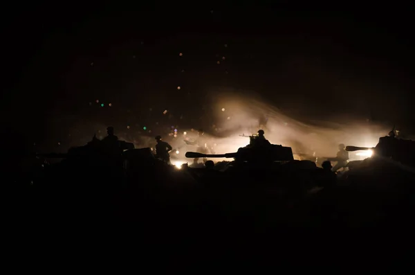 Concept de guerre. Silhouettes militaires scène de combat sur fond de brouillard de guerre ciel, Soldats de la guerre mondiale Silhouettes ci-dessous ciel nuageux La nuit. Scène d'attaque. Véhicules blindés . — Photo