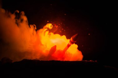 Roket fırlatma yangın bulutlu. Nükleer füzeler ile savaş başlığı amaçlayan gece kasvetli gökyüzüne. Yeleklerinde roketler savaş amaç. Dünya Savaşı'ndan uyarı