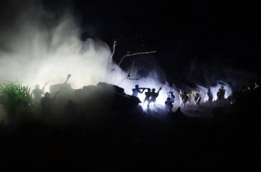 Savaş kavramı. Askeri siluetleri sahne üzerinde savaş sis sky mücadele arka plan, Dünya Savaşı askerler siluetleri bulutlu manzarası, gece aşağıda. Saldırı sahne. Zırhlı araçlar.