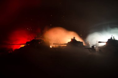 Savaş kavramı. Askeri siluetleri sahne üzerinde savaş sis sky mücadele arka plan, Dünya Savaşı askerler siluetleri bulutlu manzarası, gece aşağıda. Saldırı sahne. Zırhlı araçlar.