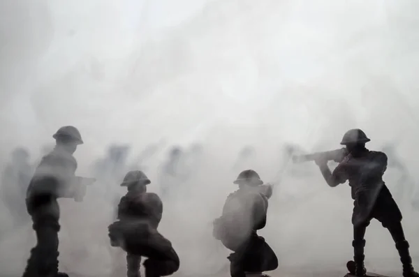 Conceito de Guerra. Silhuetas militares lutando cena no fundo do céu nevoeiro de guerra, Soldados da Guerra Mundial Silhuetas Abaixo Cloudy Skyline À noite. Cena de ataque. Veículos blindados — Fotografia de Stock