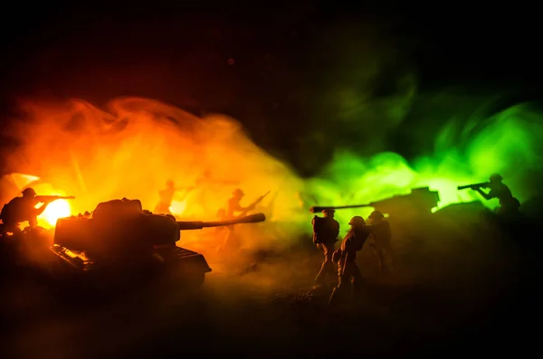 Conceito de Guerra. Silhuetas militares lutando cena no fundo do céu nevoeiro de guerra, Soldados da Guerra Mundial Silhuetas Abaixo Cloudy Skyline À noite. Cena de ataque. Veículos blindados . — Fotografia de Stock