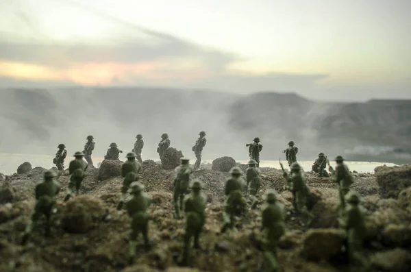 Conceito de Guerra. Silhuetas militares lutando cena no fundo do céu nevoeiro de guerra, Soldados da Guerra Mundial Silhuetas Abaixo Cloudy Skyline À noite. Cena de ataque. Veículos blindados. Batalha de tanques — Fotografia de Stock