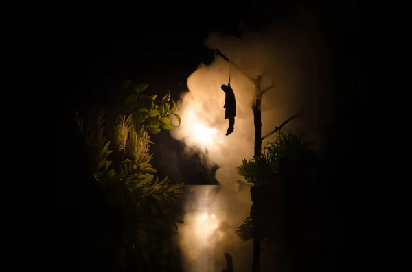 Horror widok dziewczyna powieszony na drzewie w dekoracji samobójstwo wieczorem (nocą). Wykonania kary śmierci lub samobójstwo abstrakcyjną ideą. — Zdjęcie stockowe