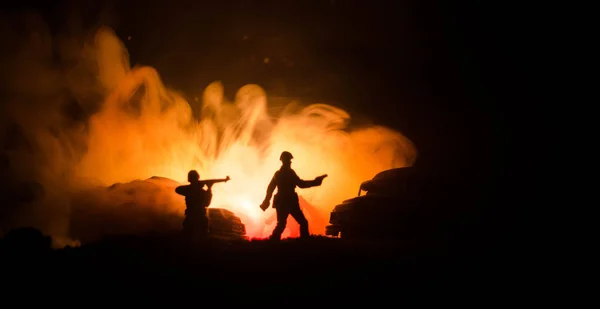 Conceito de Guerra. Silhuetas militares lutando cena no fundo do céu nevoeiro de guerra, Soldados da Guerra Mundial Silhuetas Abaixo Cloudy Skyline À noite. Cena de ataque. Veículos blindados. Batalha de tanques — Fotografia de Stock