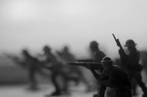 Concepto de guerra. Siluetas militares peleando escena en el fondo del cielo niebla de guerra, Soldados de la Guerra Mundial Siluetas debajo del horizonte nublado Por la noche. Escena de ataque. Vehículos blindados — Foto de Stock