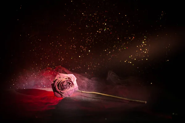 Eine welkende Rose bedeutet verlorene Liebe, Scheidung oder eine schlechte Beziehung, tote Rose auf dunklem Hintergrund — Stockfoto