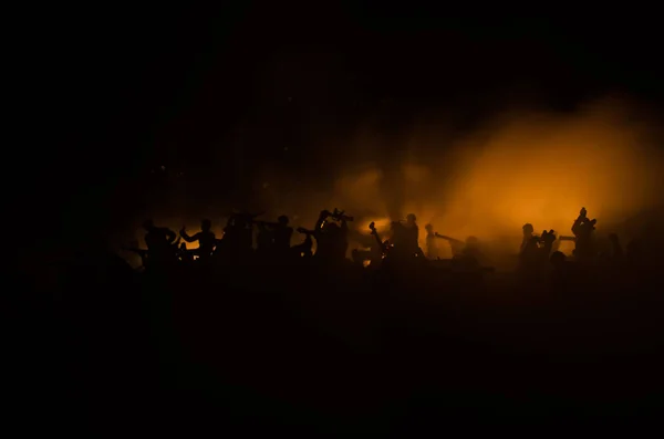 Concept van de oorlog. Militaire silhouetten vechten scène op oorlog mist hemel achtergrond, silhouetten van de Wereldoorlog soldaten onder bewolkte Skyline in de nacht. Aanval scène. Gepantserde voertuigen. — Stockfoto