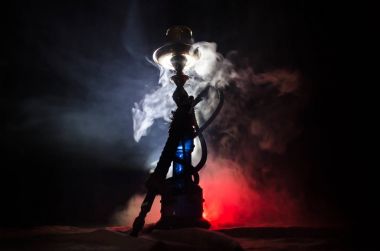 Nargile kömürü nargile kupa siyah arka plan ile. Şık oryantal shisha