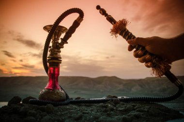 Nargile, geleneksel Arapça harcamak, doğrudan günbatımı güneş ışığı açık fotoğraf