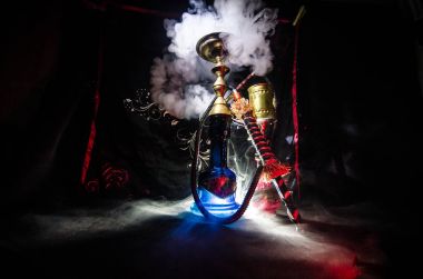 Nargile kömürü nargile kupa siyah arka plan ile. Şık oryantal shisha