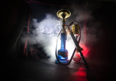 Nargile kömürü nargile kupa siyah arka plan ile. Şık oryantal shisha