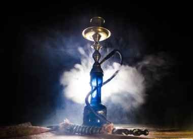 Nargile kömürü nargile kupa siyah arka plan ile. Şık oryantal shisha