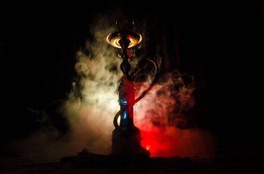 Nargile kömürü nargile kupa siyah arka plan ile. Şık oryantal shisha